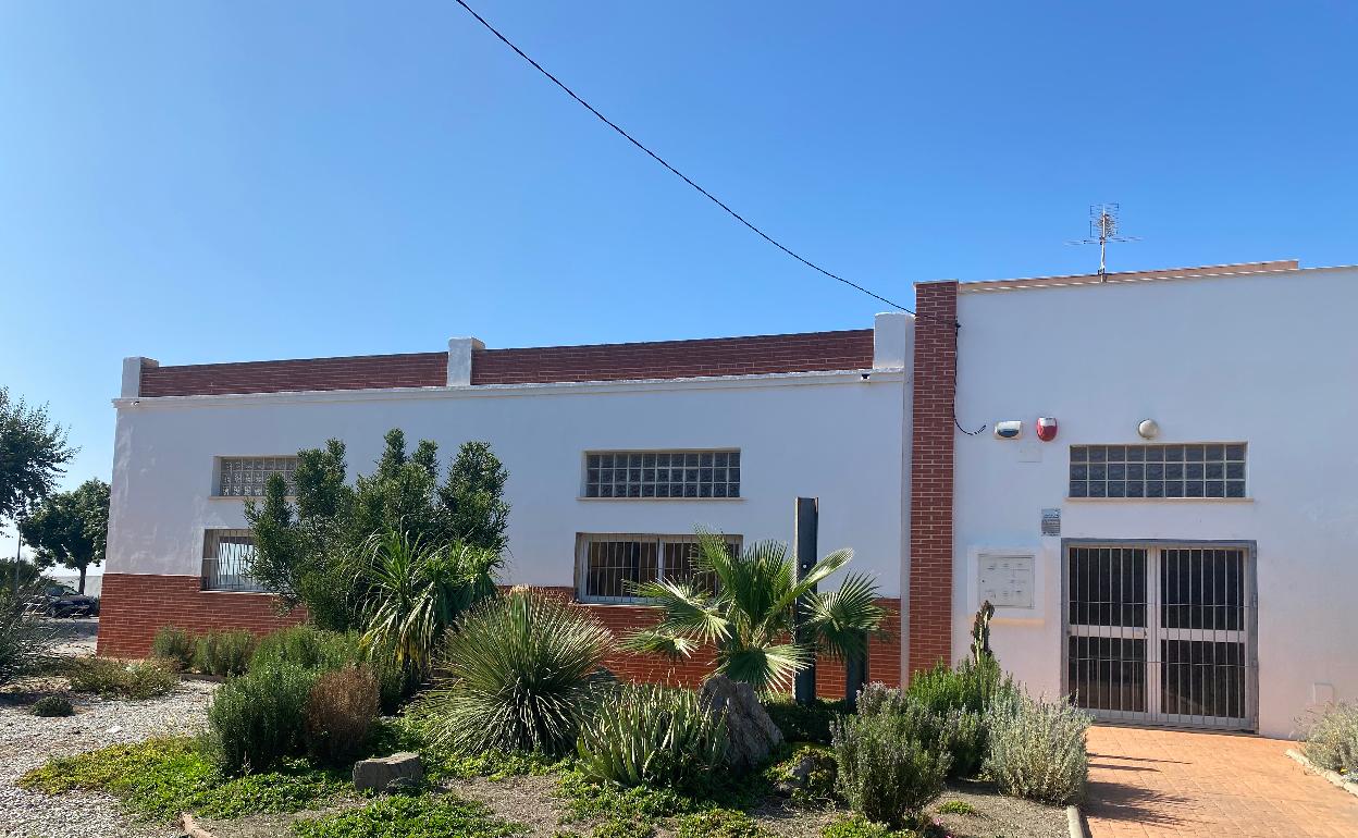 Exterior del edificio construido junto al faro torroxeño antes de 2010. 