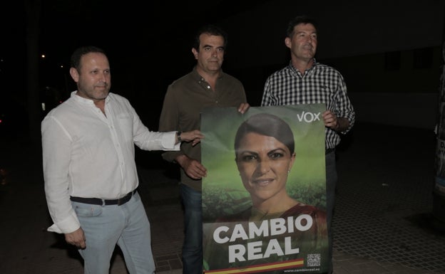 Antonio Sevilla, con dos simpatizantes de Vox, en la pega de carteles, en Huelin. 