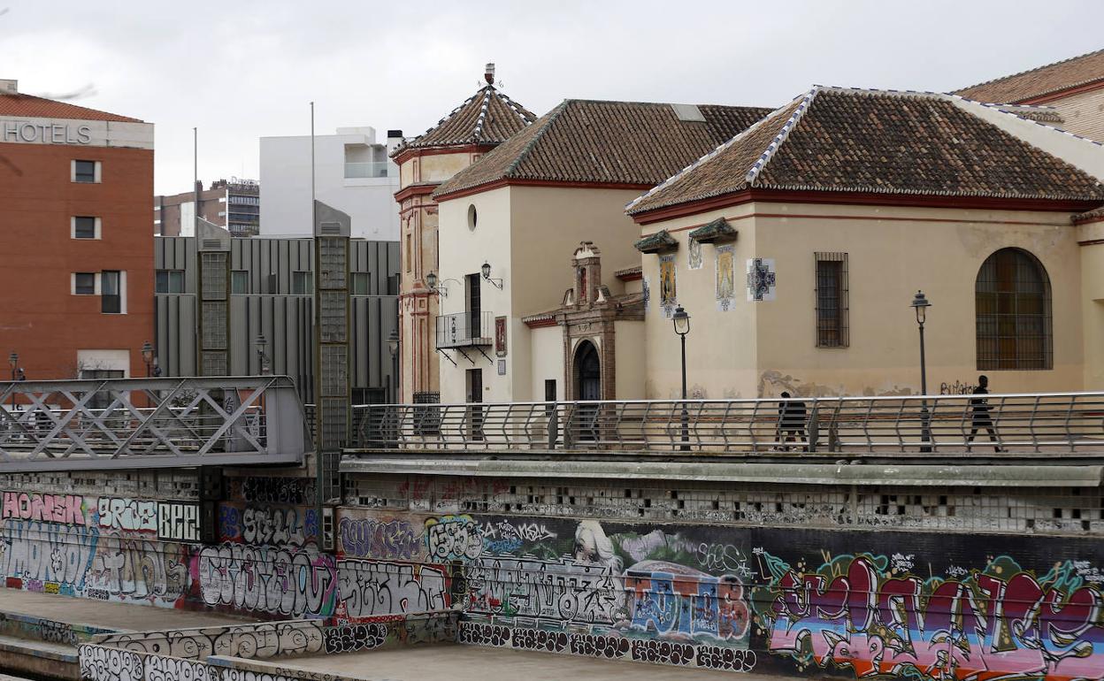 Los grafitis pueblan el tramo del río junto al Centro.