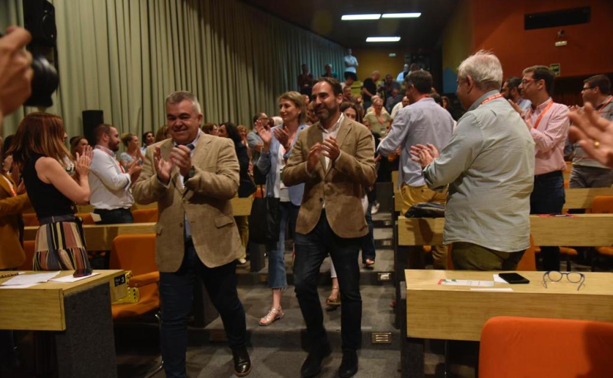 Santos Cerdán y Daniel Pérez en el salón del Palacio de Congresos de Torremolinos donde se celebró la reunión del comité provincial.