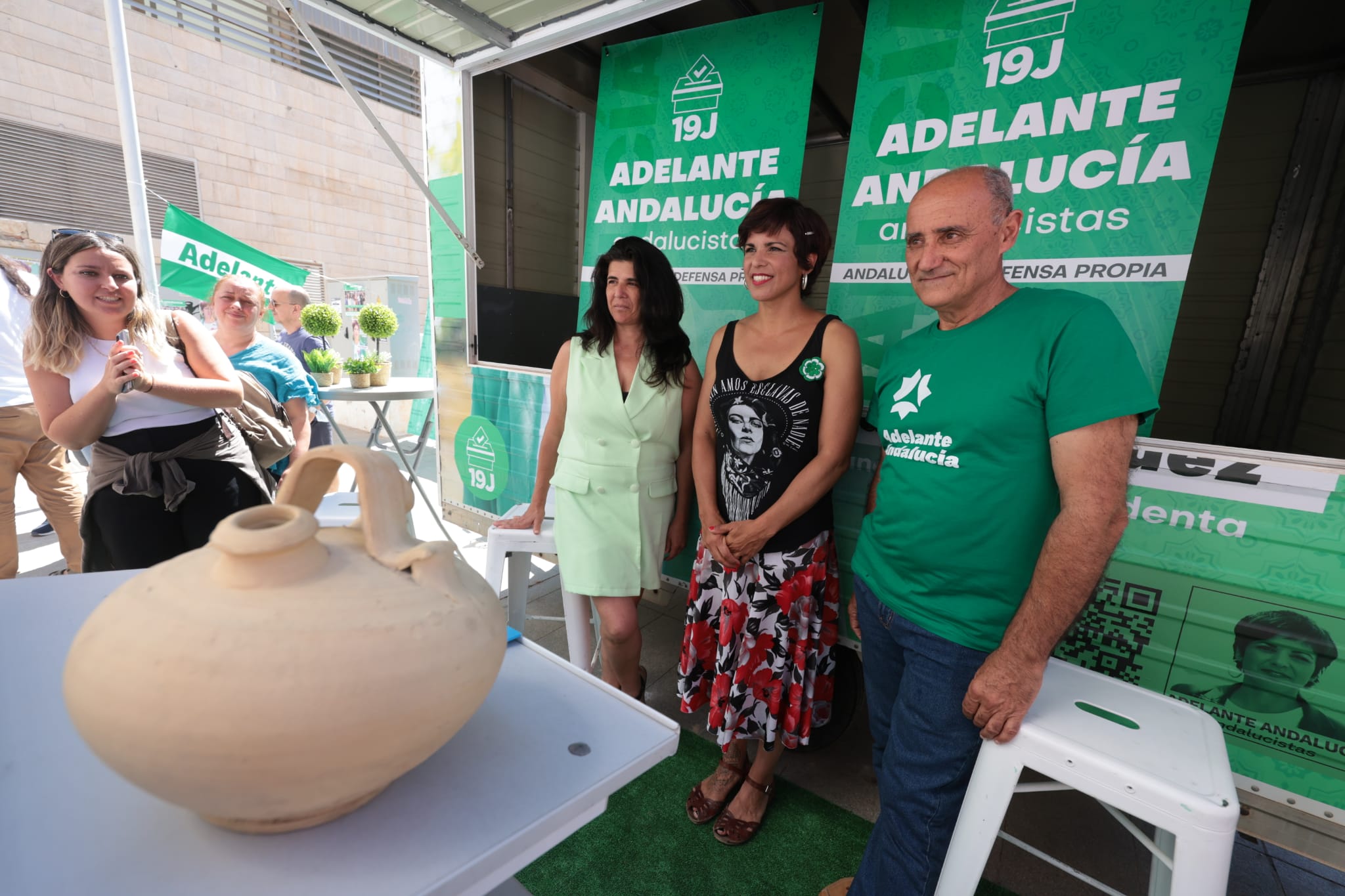 La candidata de Adelante Andalucía a la Presidencia de la Junta de Andalucía, Teresa Rodríguez; y los candidatos 1 y 2 por Málaga Carmen Máximo y Álvaro Bazán participan este sábado 4 de junio en un acto público en el barrio de El Perchel de Málaga capital.