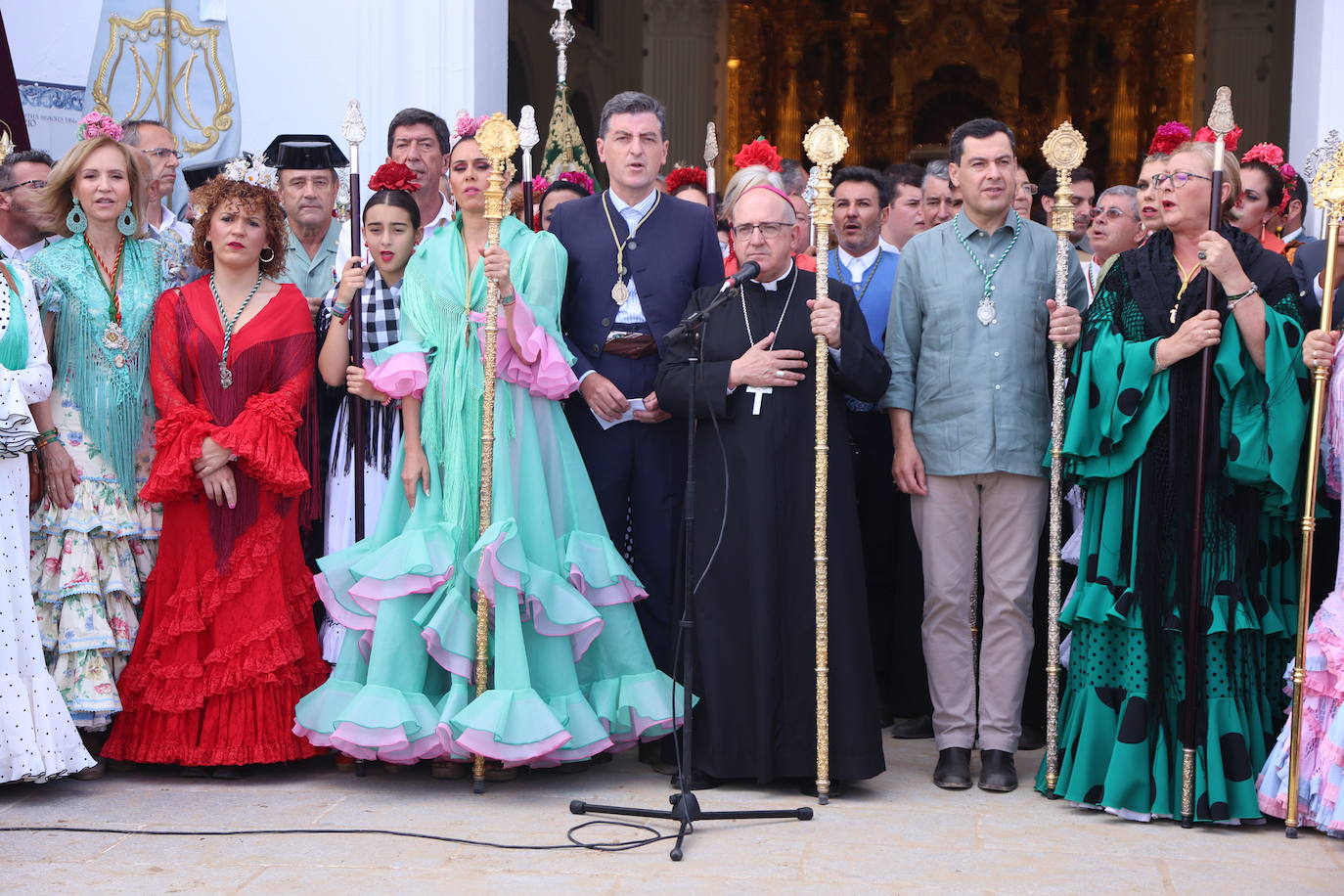 El presidente de la Junta, Juanma Moreno, visita el sábado 4 de junio en la ermita de la Virgen del Rocío, en Huelva