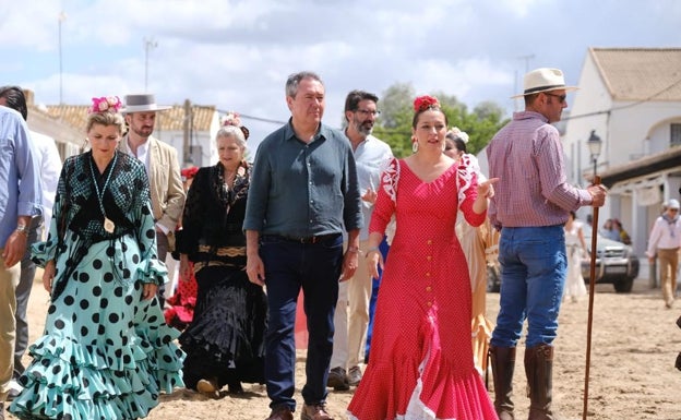 Espadas, recorriendo las calles de la aldea.