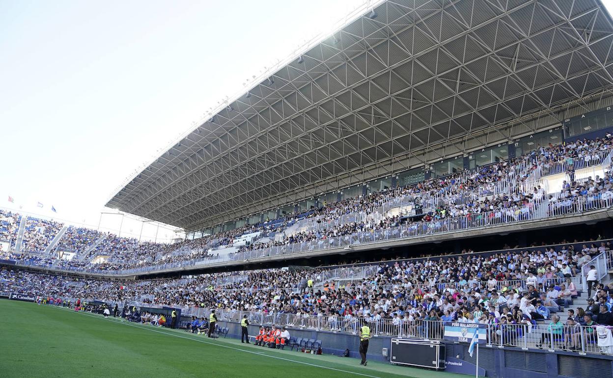 Panorámica de la grada de Tribuna de La Rosaleda en el choque ante el Oviedo, el penúltimo de la temporada en casa. 