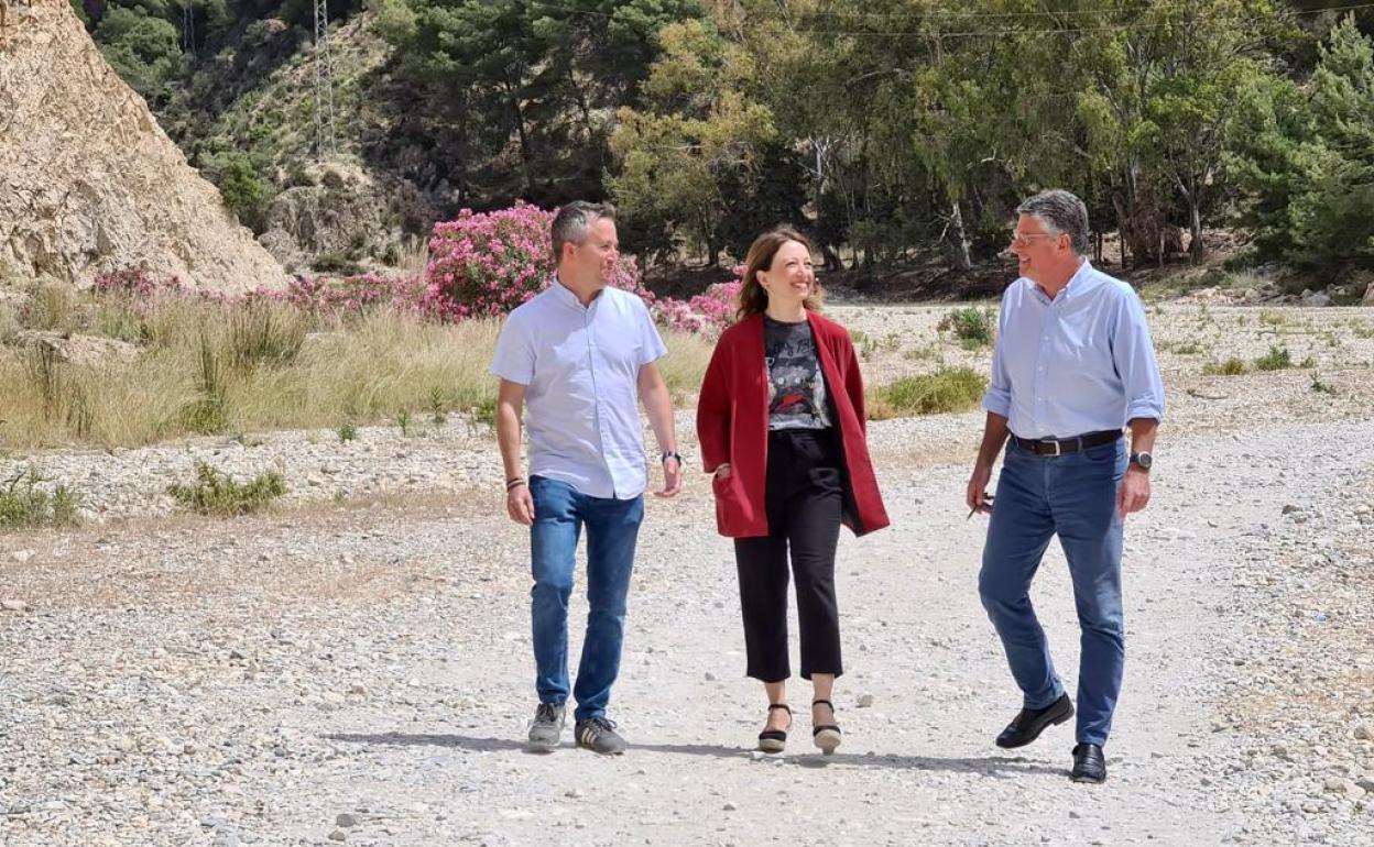 Navarro, este domingo, durante una visita al Río Chíllar en Nerja.