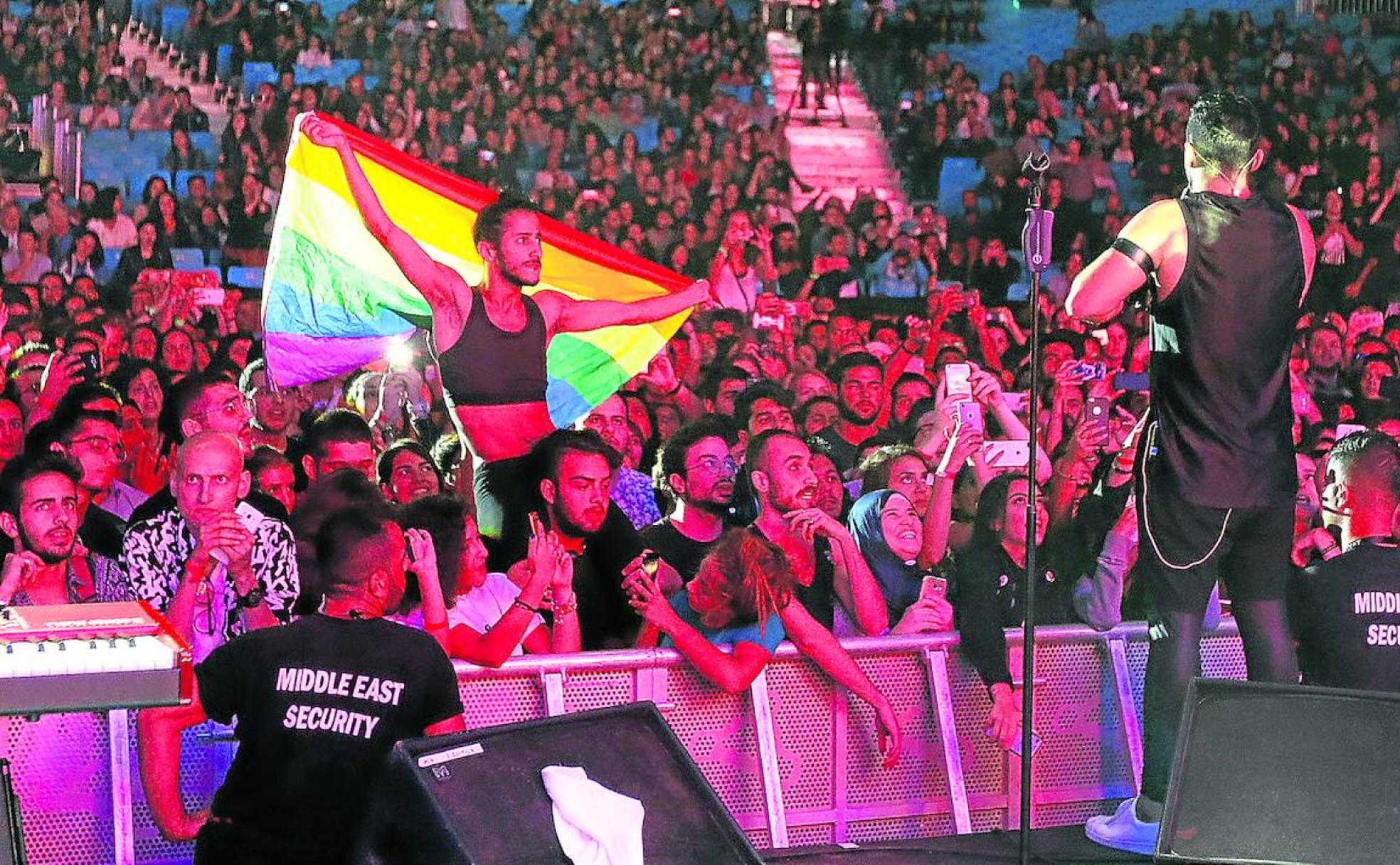 Un concierto como éste del grupo libanés Mashrou' Leilav acabó con la detención y posterior suicidio de Sara Hagazi por exhibir una bandera arcoiris. 