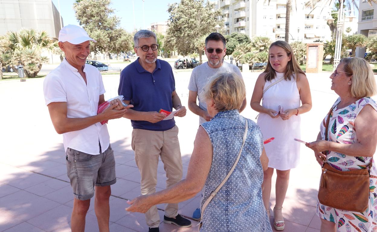 Aguilar, junto a otros integrantes socialistas, en el reparto informativo.