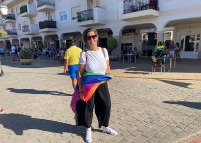 Imagen secundaria 1 - Bárbara Laya en la Nogalera . Carolina Antúnez con la bandera LGTBIMiguel García cerca de las carrozas del Orgullo