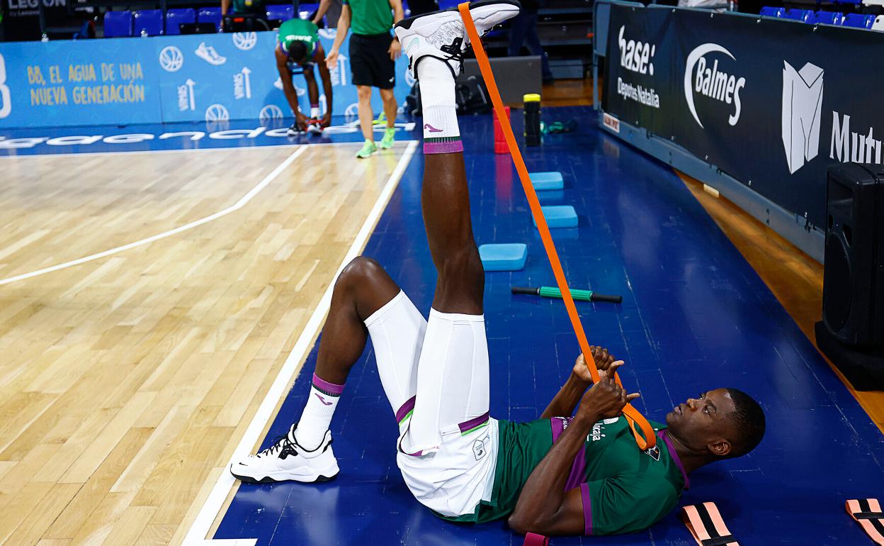 Yannick Nzosa, durante un calentamiento. 