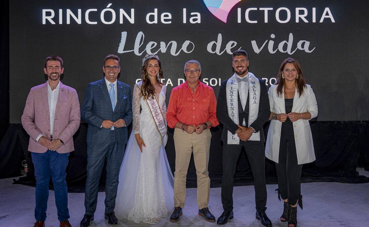 Los ganadores, con las autoridades locales. 