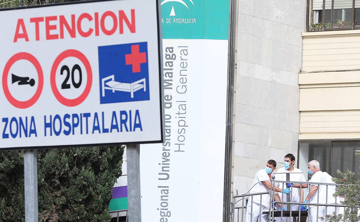 Exterior del Hospital Regional de Málaga. 