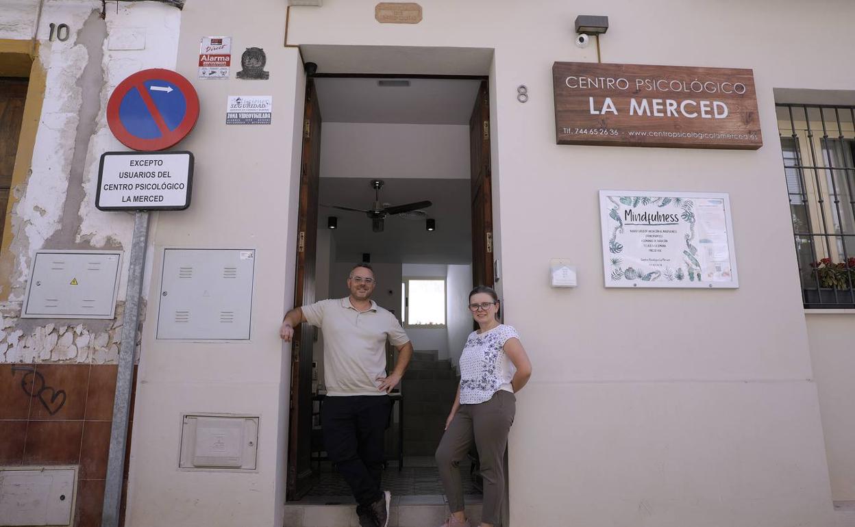 Marcos e Inés posan en la entrada del centro psicológico. 