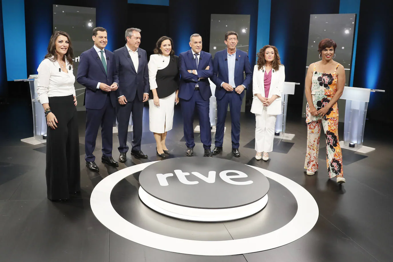 Los candidatos posan con los moderadores antes de comenzar el debate. 