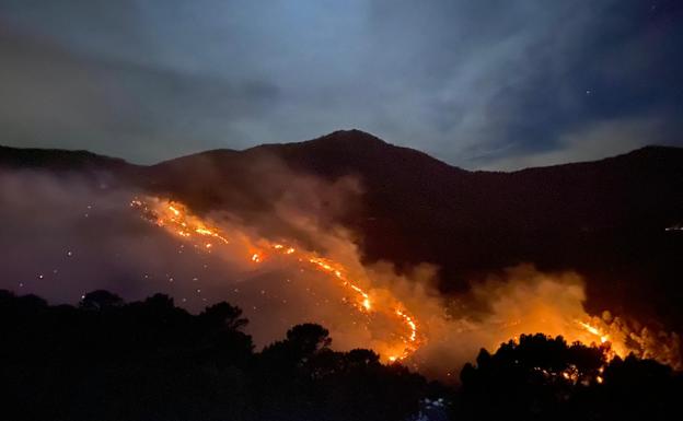 Incendio de Sierra Bermeja, en directo | Una «inversión térmica» impiden el trabajo de medios aéreos