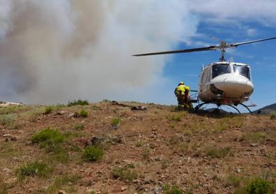 Imagen secundaria 1 - Dispositivos de Plan Infoca y el consejero de Presidencia de la Junta, Elías Bendodo, en el puesto de mando 