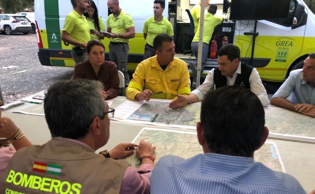 Un bombero forestal, herido grave en el incendio de Sierra Bermeja