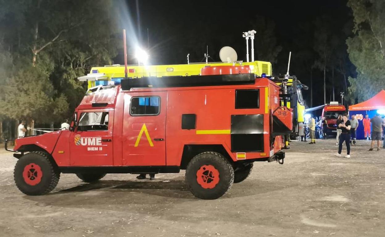 Uno de los vehículos de la UME, en el puesto de mando avanzado del incendio. 