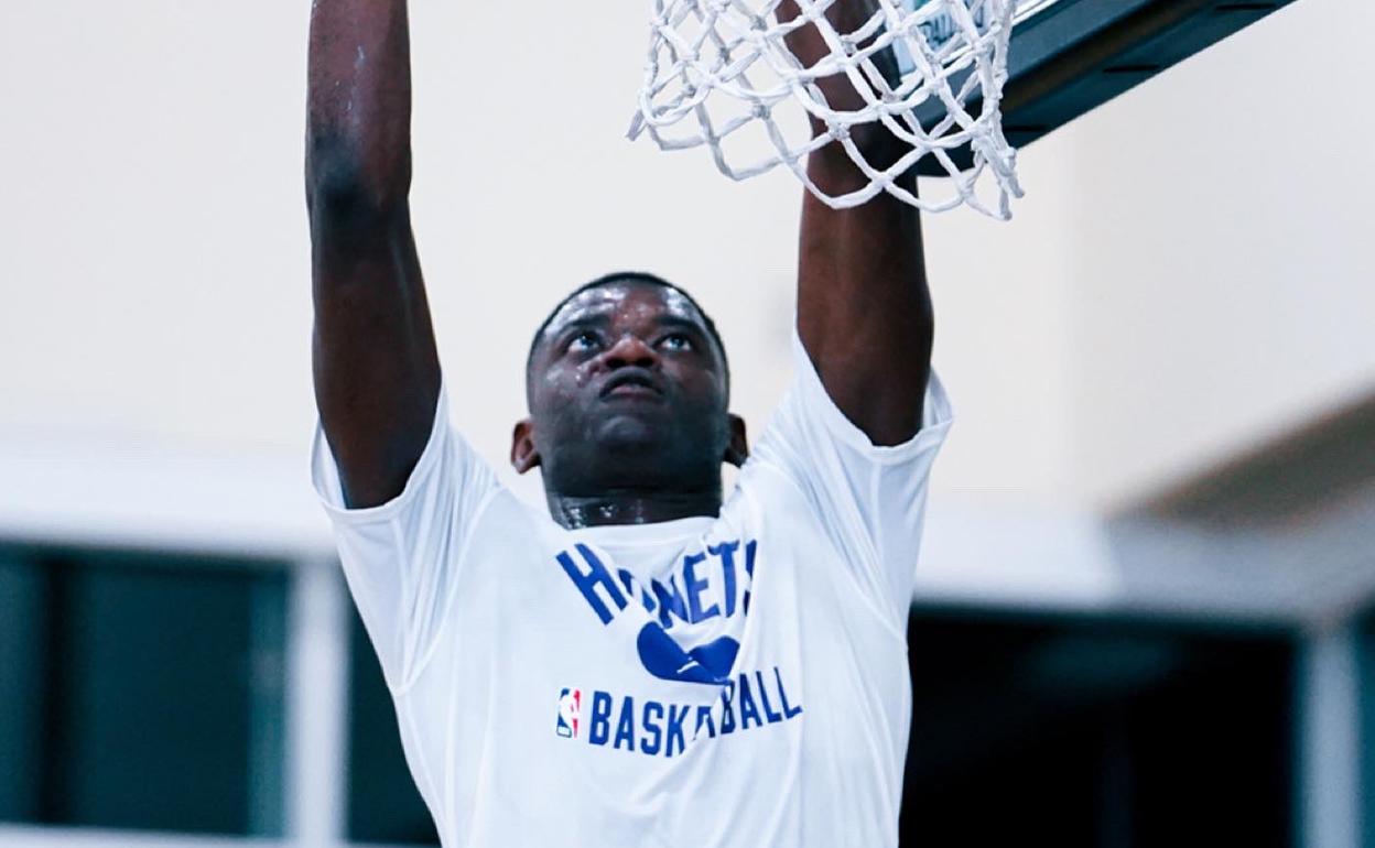 Yannick Nzosa, durante un entrenamiento con los Charlotte Hornets. 