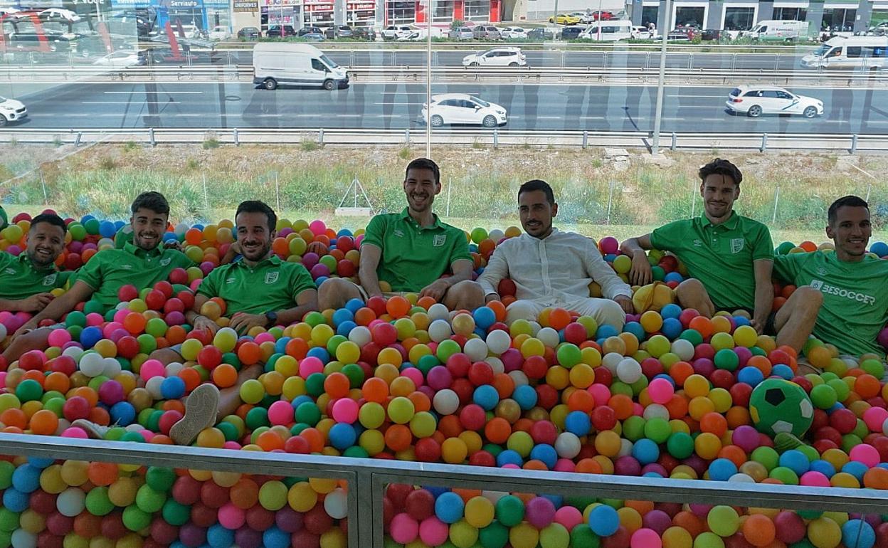 Burrito, Davilillo, Dani Ramos, Miguel Conde, Miguel Pretel (CEO de BeSoccer), Alvarito y Óscar, este jueves en una piscina de bolas de la empresa. 