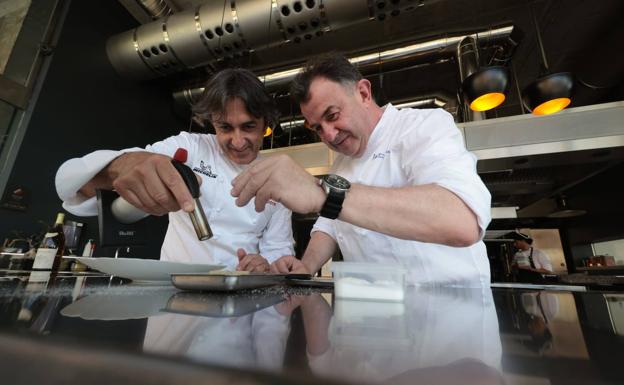 Los cocineros, ultimando sus creaciones. 