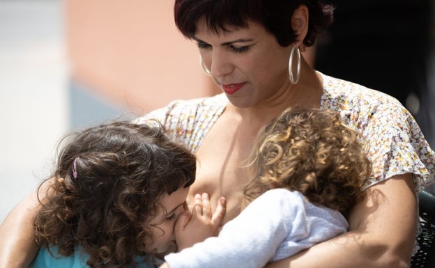 Teresa Rodríguez, con sus hijas Aurora y Candela. 