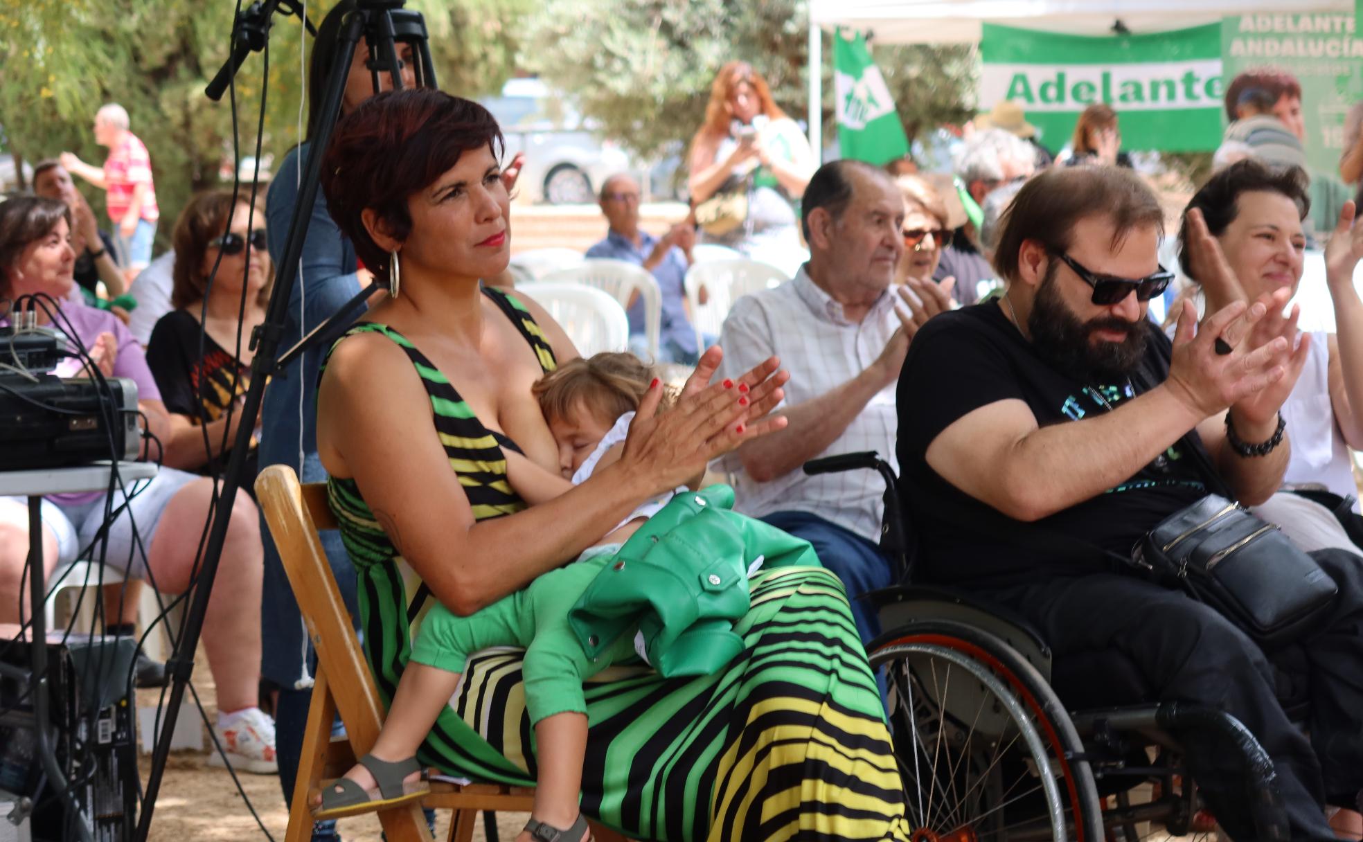 La candidata de Adelante Andalucía da el pecho a Candela durante un acto de campaña en Granada. 