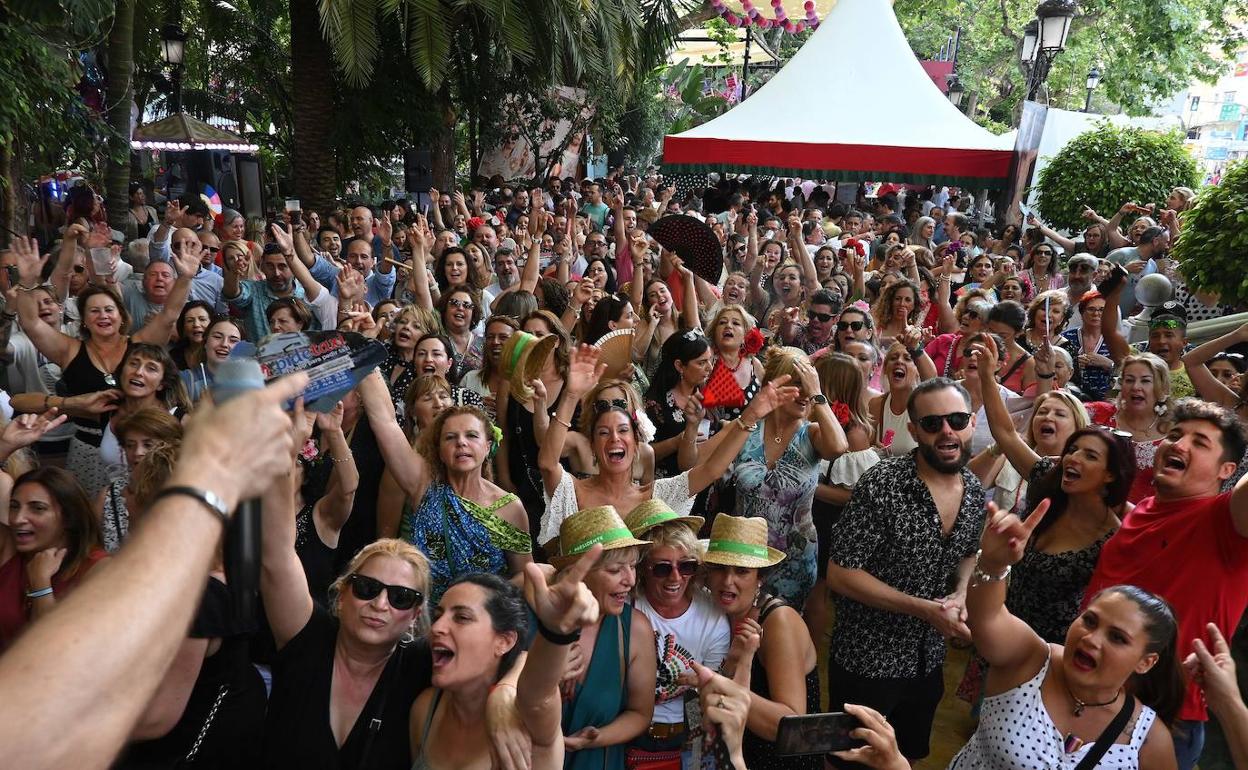 Marbelleros, turistas y visitantes el viernes en la feria de día.