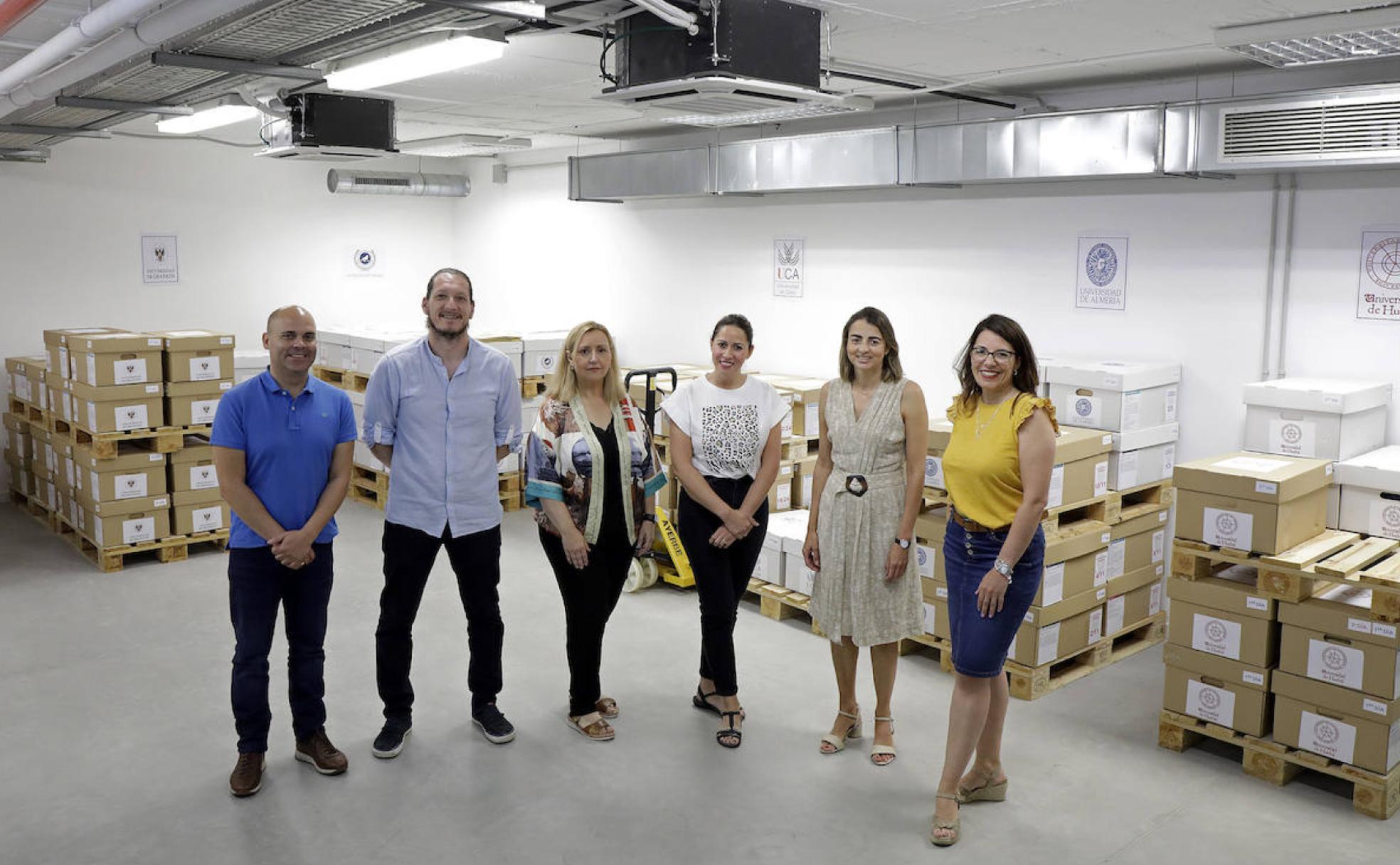 El equipo encargado de la impresión y ensobrado de los exámenes: Jorge Luque, Manuel Fernández, Inmaculada Crespillo, Ana Belén Burgos, Elena Bárcena y Ana Campos. 