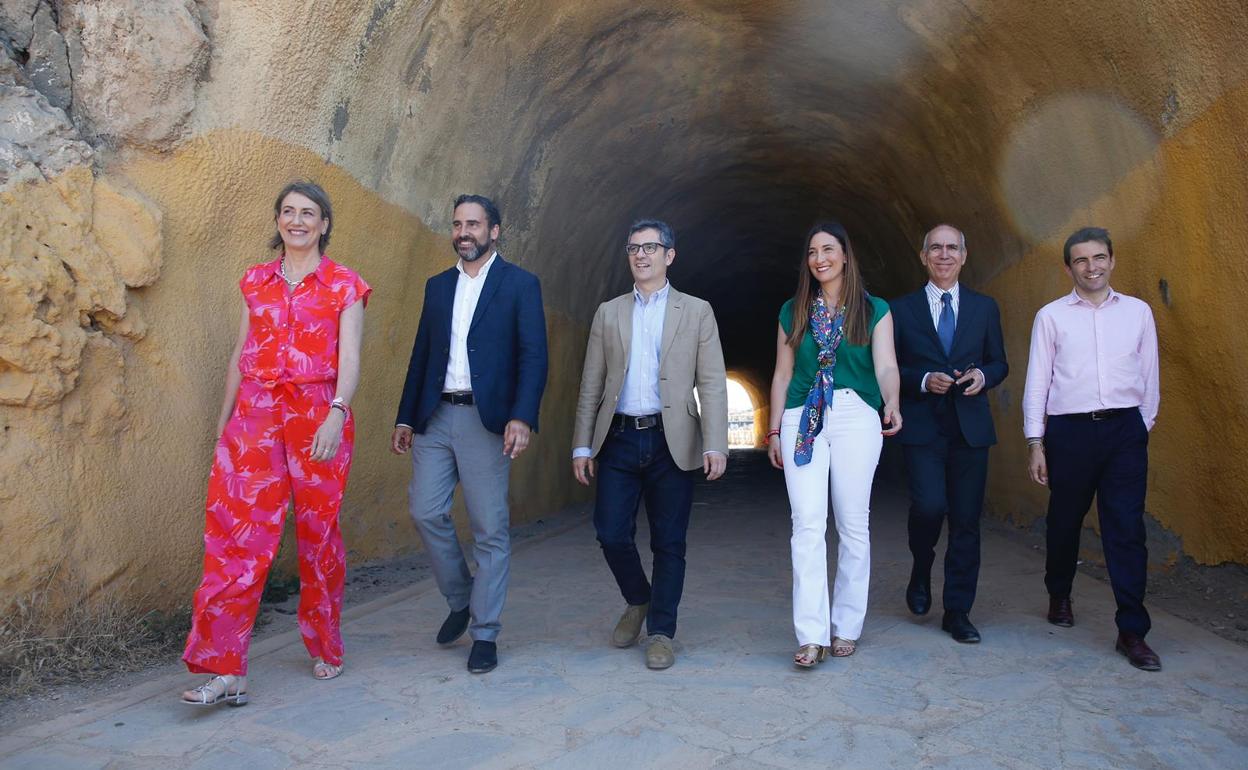 Pérez y Bolaños junto a dirigentes socialistas y de asociaciones memorialistas, en El Peñón del Cuervo.