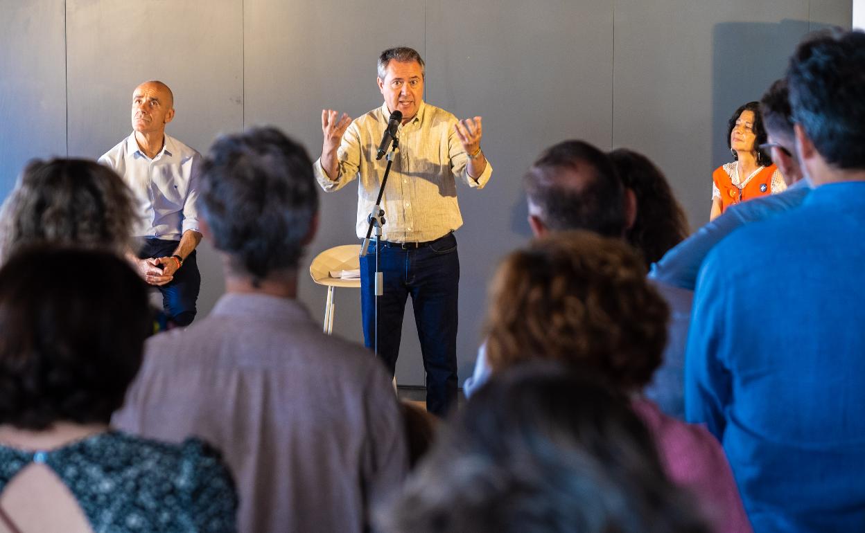 Espadas, este viernes, en un encuentro con el sector de la cultura.