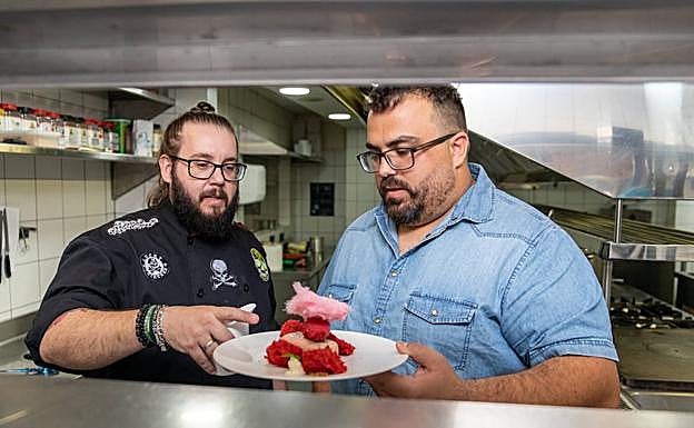 Una cocina con raíces y sin fronteras. Mario Rosado y Javier Campos comentan el montaje de un postre.