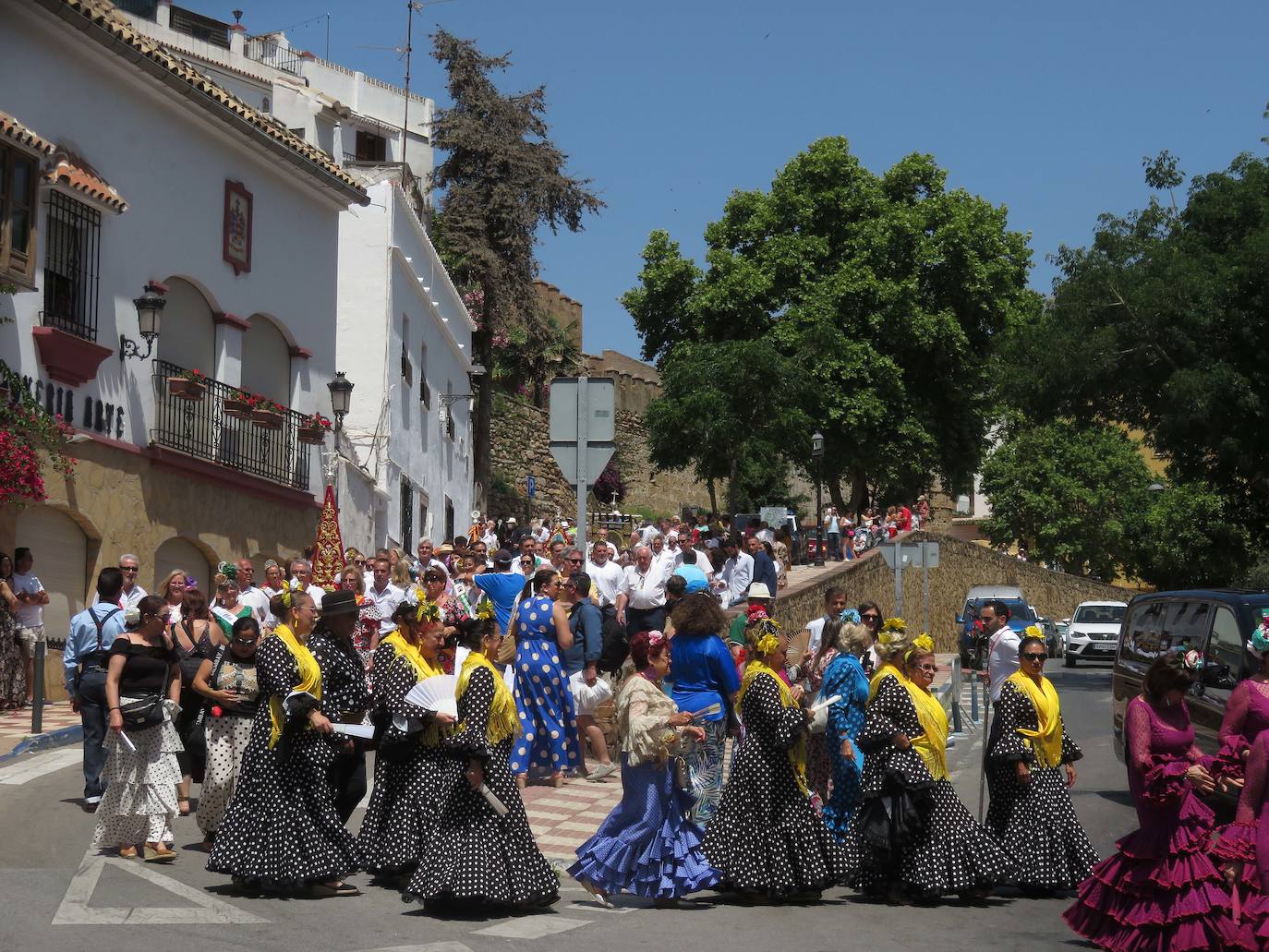 Procesión de San Bernabé por las calles de Marbella. 