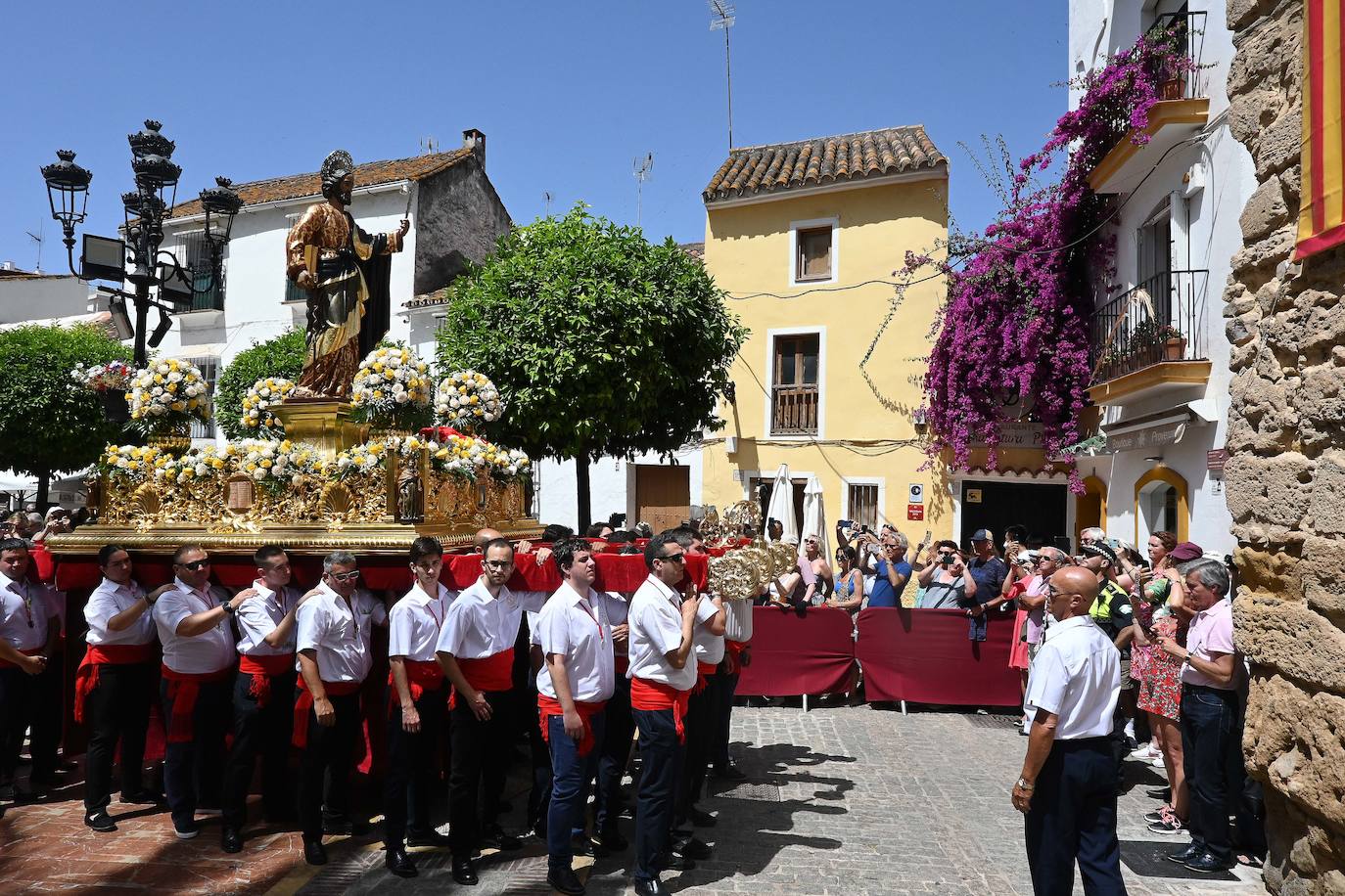 Procesión de San Bernabé por las calles de Marbella. 