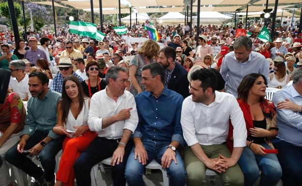 Daniel Pérez, Ana Villarejo, Juan Espadas y Pedro Sánchez, antes del inicio del mitin.