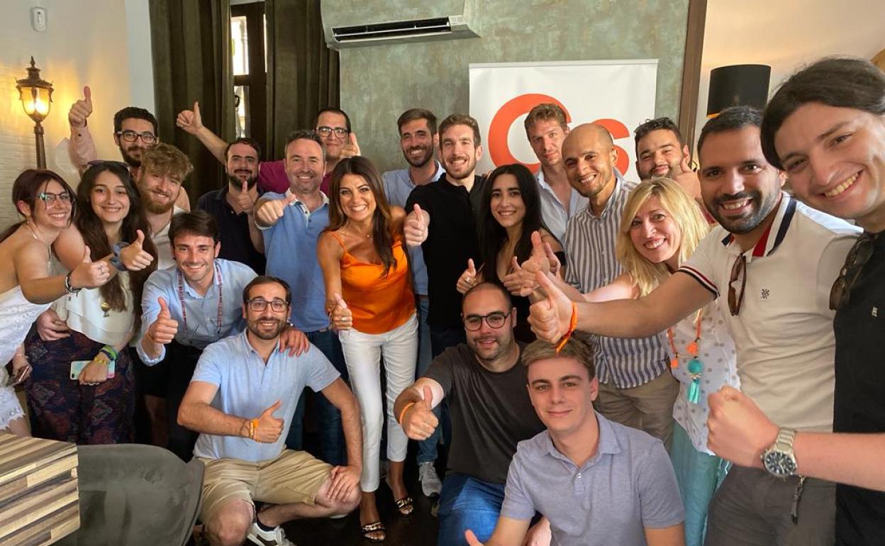 Nuria Rodríguez, este sábado, con jóvenes afiliados de Ciudadanos. 
