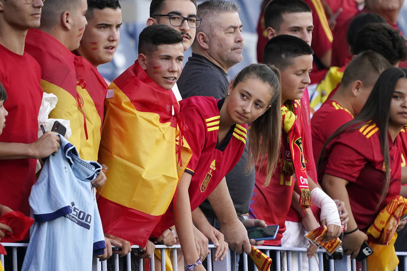 Gran ambiente en La Rosaleda para ver a la selección española de fútbol. 