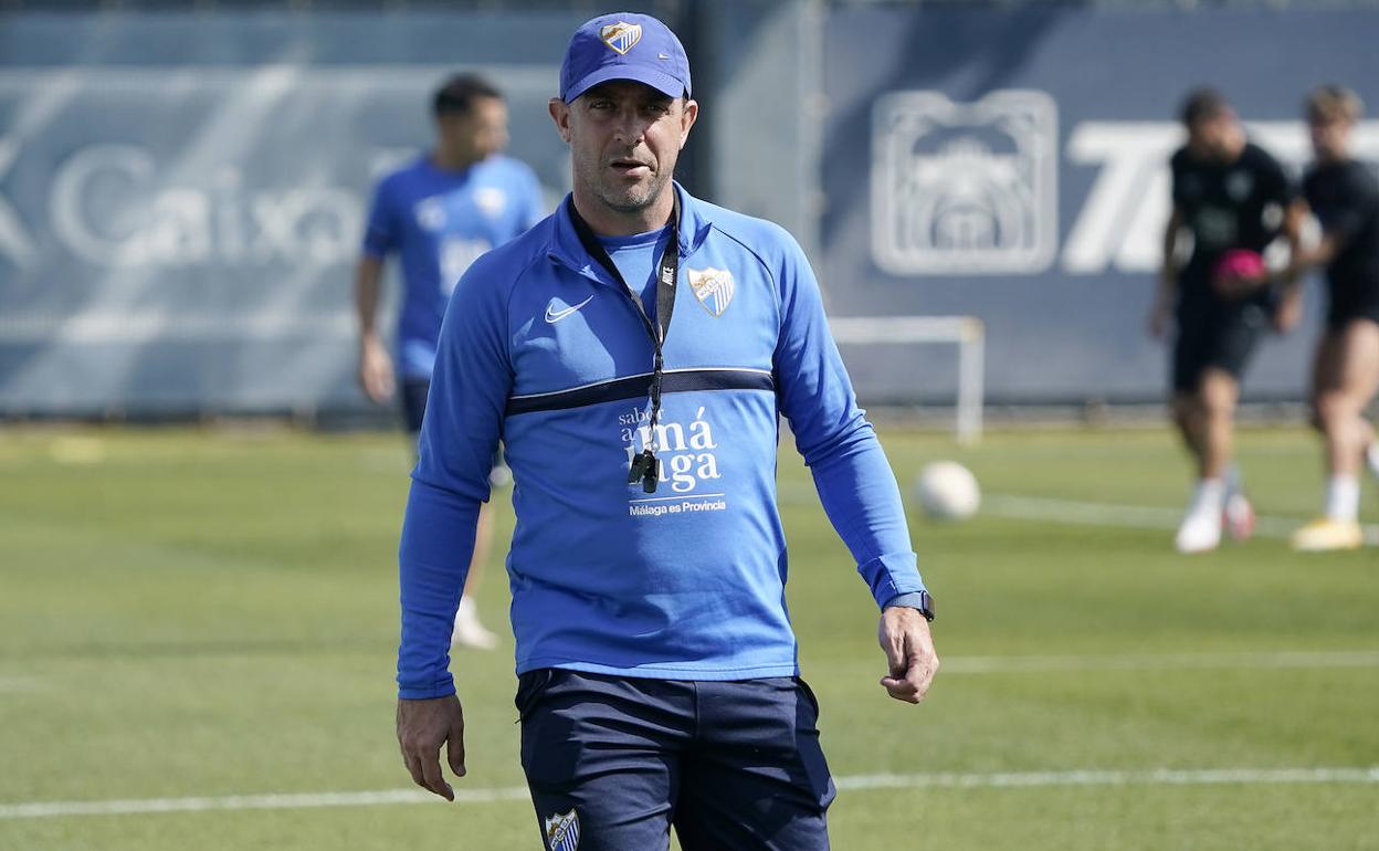 Pablo Guede, durante un entrenamiento del Málaga. 