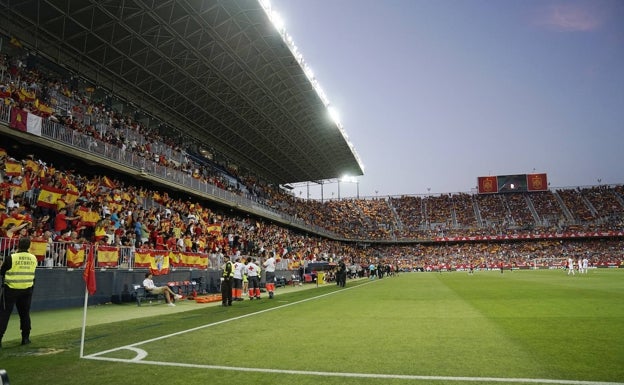 Imagen principal - La Rosaleda se tiñe de rojo