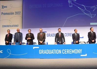 Imagen secundaria 1 - En la primera foto, estudiantes de ESIC durante su graduación en el Auditorio Edgar Neville. En la segunda, representantes de instituciones y administraciones, durante la entrega de diplomas a los estudiantes de ESIC. En la última, Ignacio de la Vega, director ESIC Málaga. 