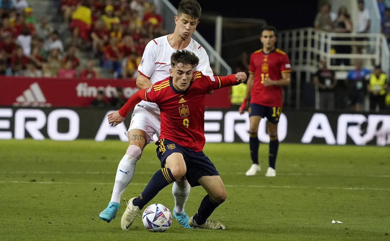 Gavi, en un lance del juego durante el España 2-0 República Checa que se jugó en La Rosaleda de Málaga.