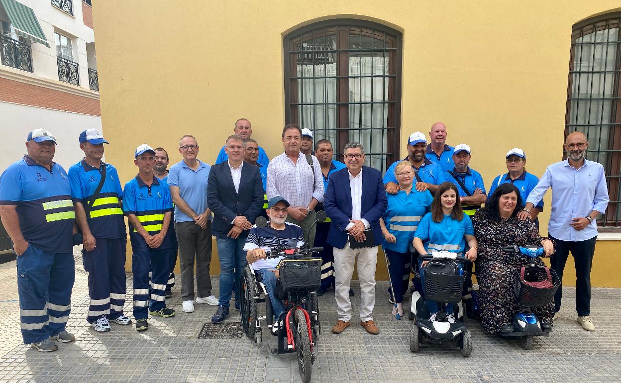 El alcalde, ediles y representantes de los empresarios, con parte de la plantilla de Amivel, este lunes. 