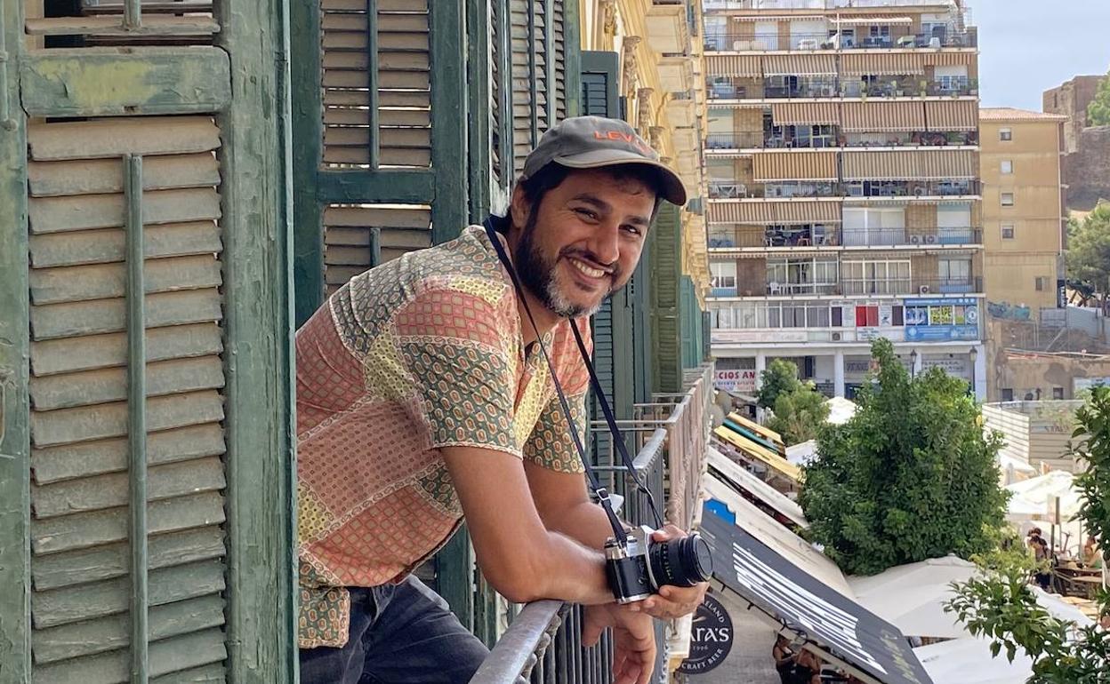 Rakesh Narwani, en la sede de Objetivo 50, en la Merced. 