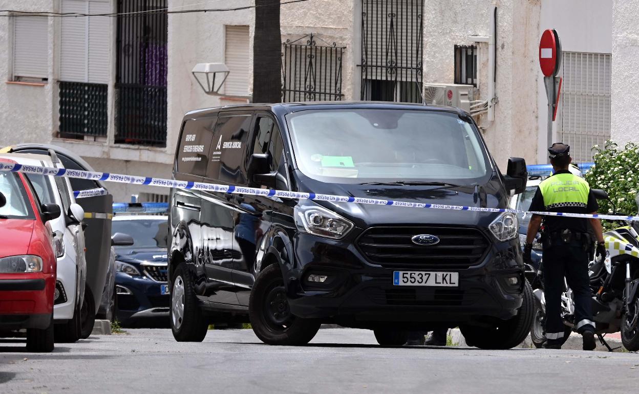 Vehículo de la funeraria judicial, en el lugar de los hechos. 