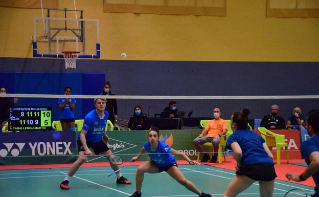 La pareja Malthe Nielsen y Elena Lorenzo, en una de las jugadas del último partido ante el Alicante. 