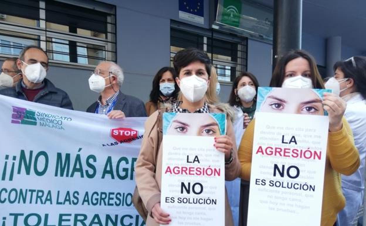 Foto de una concentración anterior convocada a las puertas del centro de salud de Tiro Pichón. 