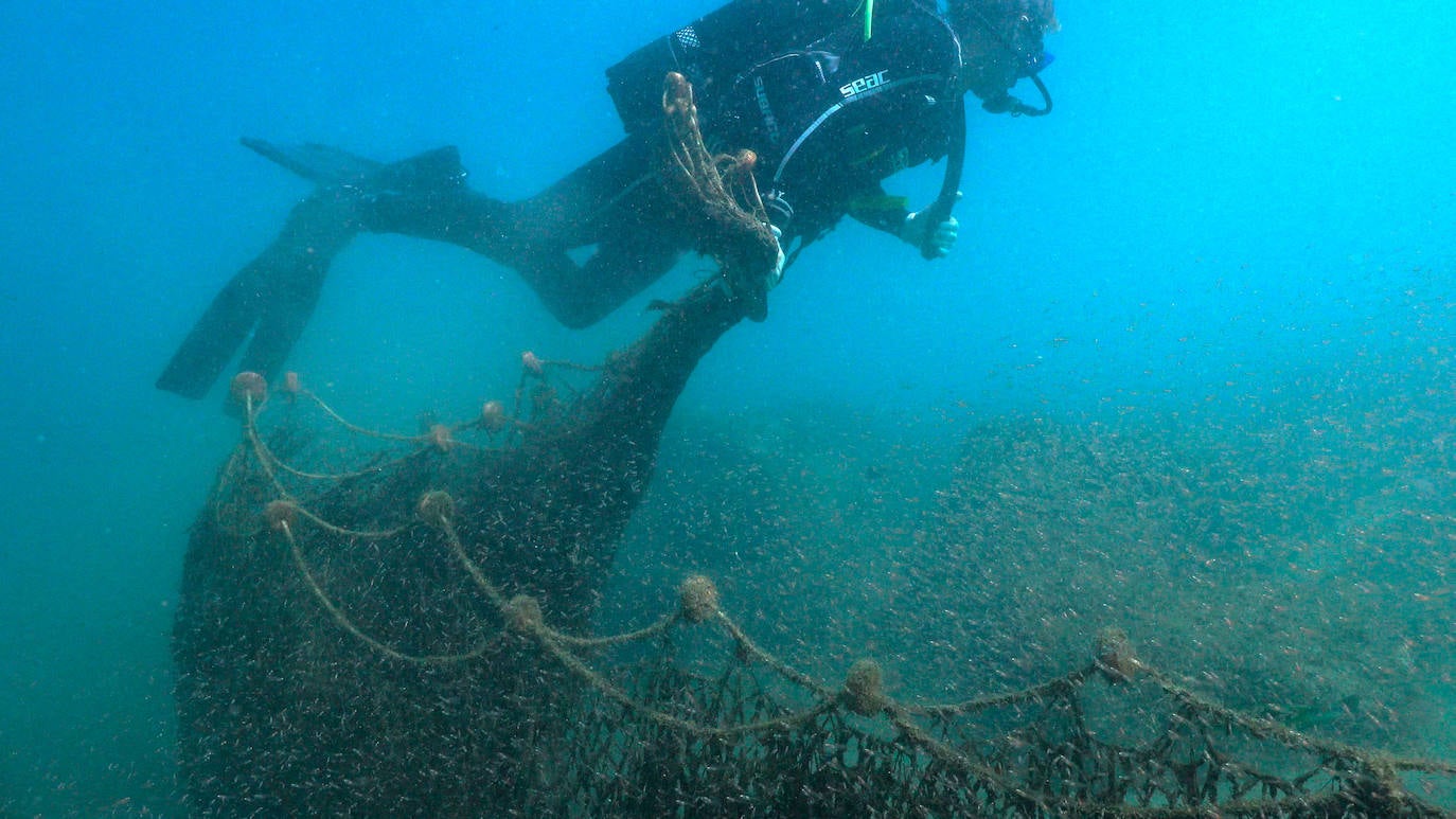 Fotos: Buceadores retiran una red abandonada frente a los Baños del Carmen