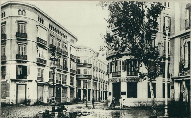Imagen principal - Arriba, entrada a la calle Larios que perdió su suelo de madera. Abajo, montañas de barro a la entrada de la iglesia de San Juan. A la derecha, montañas de barro en la calle Mármoles.