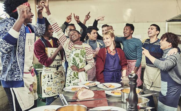 Audrey Lamy y sus pupilos entre fogones en 'La brigada de la cocina'.