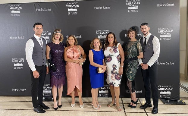 Imagen principal - En la primera imagen, Pablo Herrera, María González, Antonia Montosa, Julia Fernández, Dolores Martos, Sofía Cox y Curro Ávila. En la segunda, José Seguí, Paloma Cremades y Montserrat Grané, durante el photocall. En la última, Javier Martínez y Rocío López. 