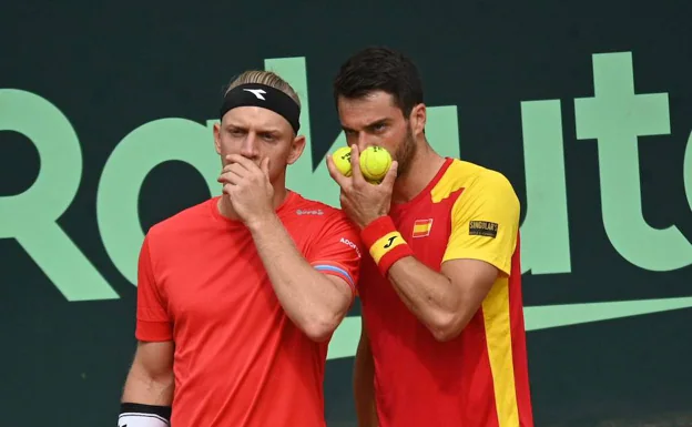 Davidovich y Martinez, en el partido de dobles jugando en Marbella en la Copa Davis ante Rumania. 